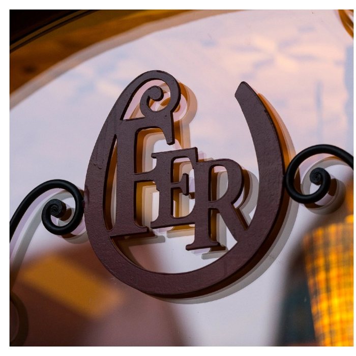L'enseigne de fer forgé du Fer Rouge
