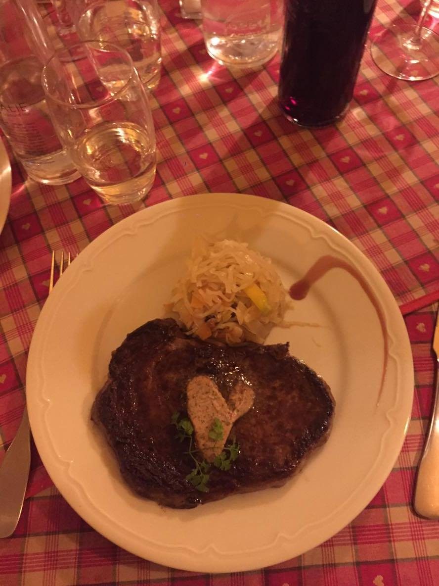 Pièce de bœuf servie au Fer Rouge, pommes grenaille et salade