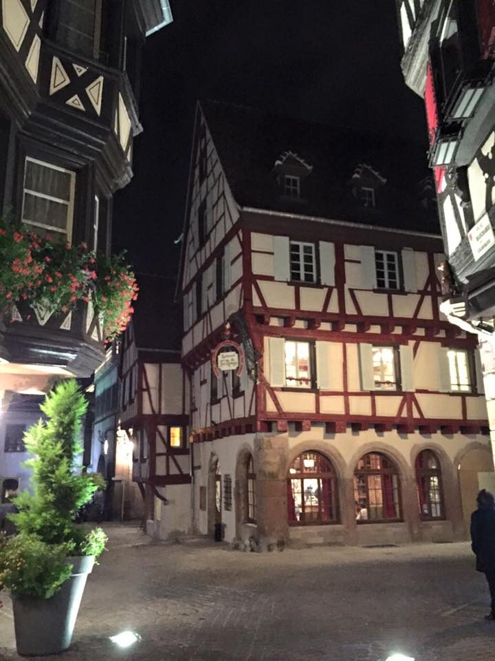 La façade du Fer Rouge illuminée, dans la Grand'Rue enneigée