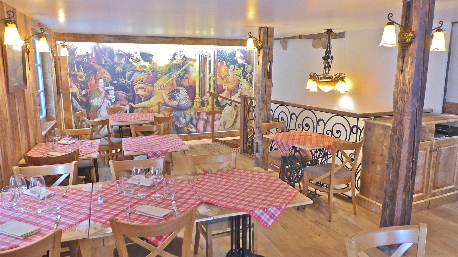 La salle du Koïfus, sa fresque murale de quatre mètres sur deux et ses tables à carreaux