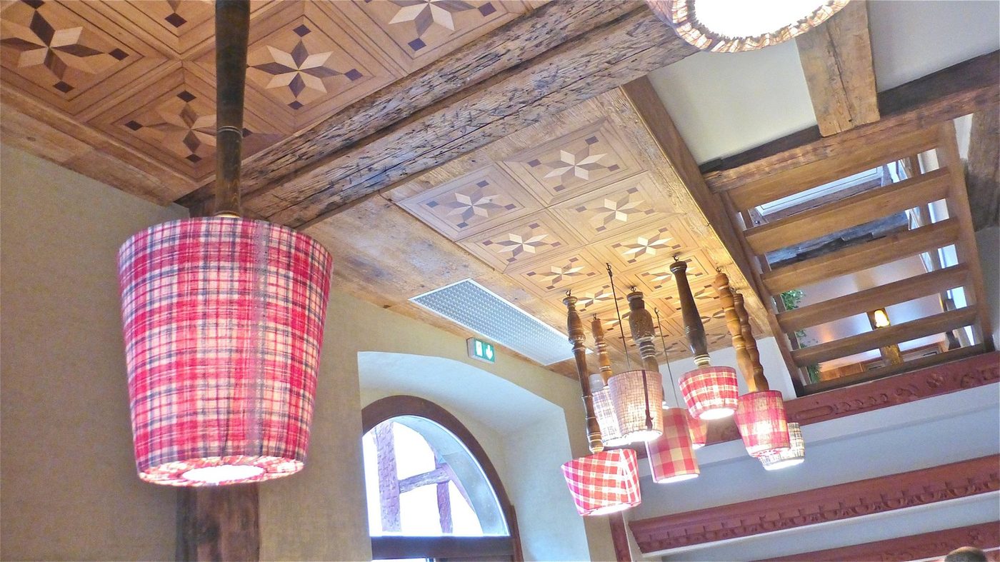 Plafond à marqueteries et lampadaires à abat-jour en kelsch du Fer Rouge