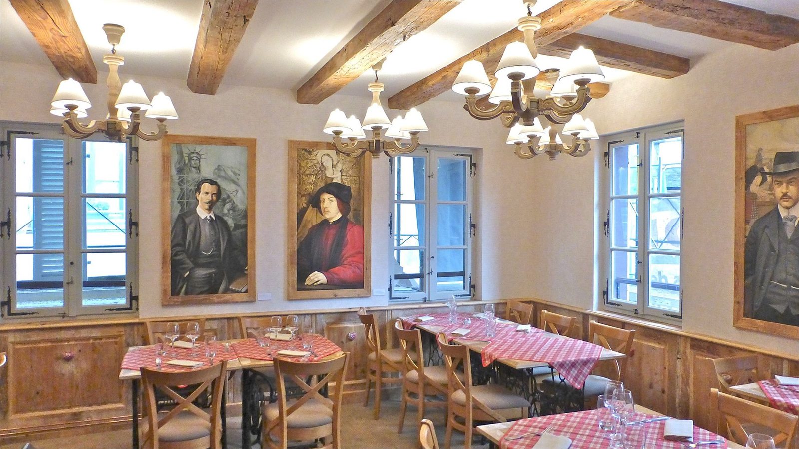 La salle des Artistes, ses lustres et les portraits peints de Schongauer, Grünewald, Bartholdi et Hansi